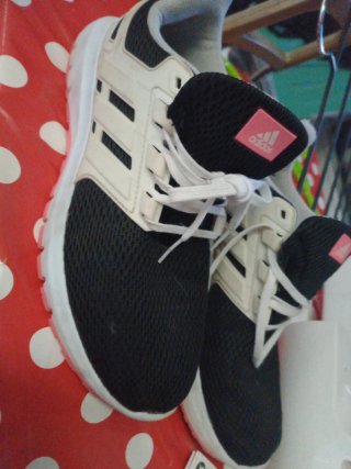 Deportivas Adidas Negras y Blancas