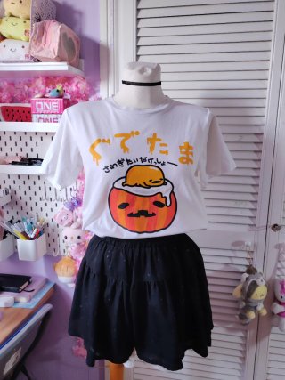 Top Sanrio original de Japón Gudetama Halloween