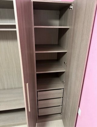 Armario de madera gris