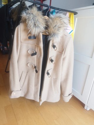 Abrigo beige con capucha de león
