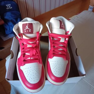 Zapatillas Jordan Rojas y Blancas Nuevas
