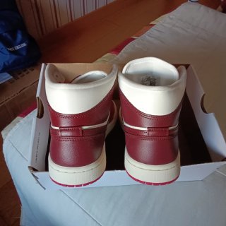 Zapatillas Jordan Rojas y Blancas Nuevas