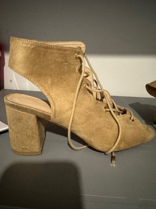 Zapatos de tacón beige con cordones