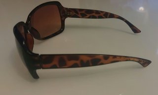 Gafas de sol marrones con patillas de leopardo