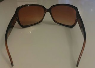 Gafas de sol marrones con patillas de leopardo