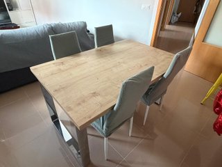 Mesa 90x140 y 4 sillas con fundas