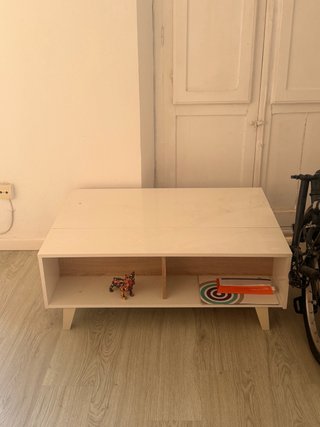 Mesa de centro elevable blanca y color madera.