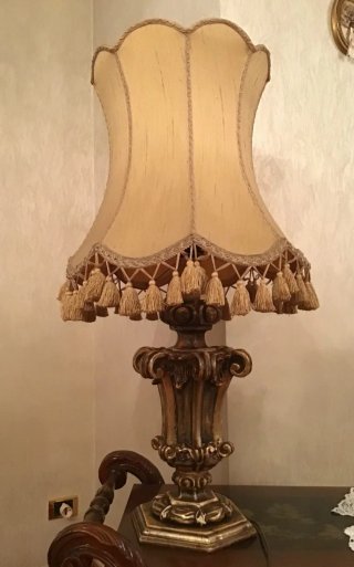 Lampada da tavolo in legno dorato con nappe