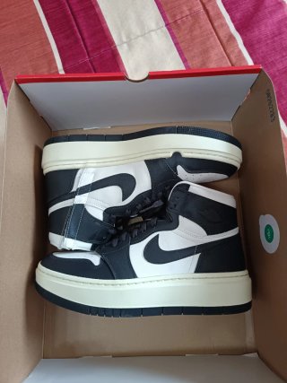 Zapatillas Jordan Negras y Blancas