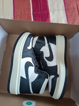 Zapatillas Jordan Negras y Blancas