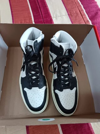 Zapatillas Jordan Negras y Blancas