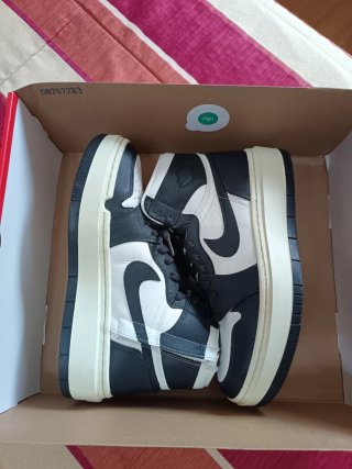 Zapatillas Jordan Negras y Blancas