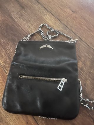 Bolso negro con cadena y cremalleras