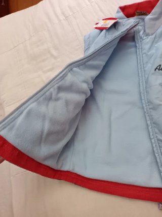 Giubbotto Avia blu e rosso e maglietta senza maniche per bambini