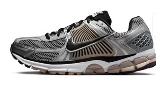 Nike Zoom Vomero 5 Plata Negro.