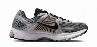 Nike Zoom Vomero 5 Plata Negro.