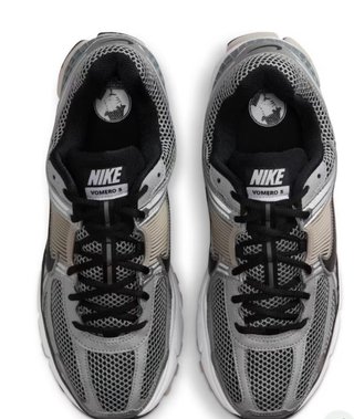 Nike Zoom Vomero 5 Plata Negro.