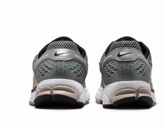 Nike Zoom Vomero 5 Plata Negro.