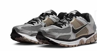Nike Zoom Vomero 5 Plata Negro.