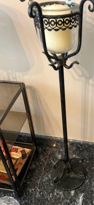 Candelabro de metal y cristal