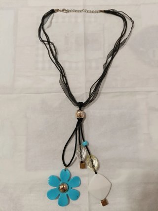 Collana di cordino con ciondolo
