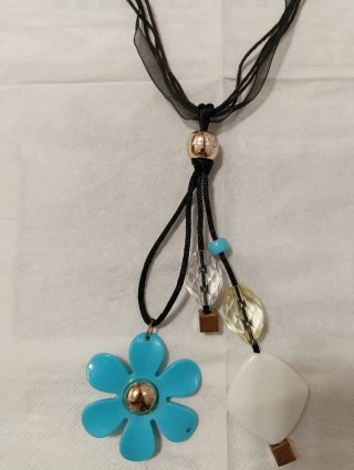Collana di cordino con ciondolo