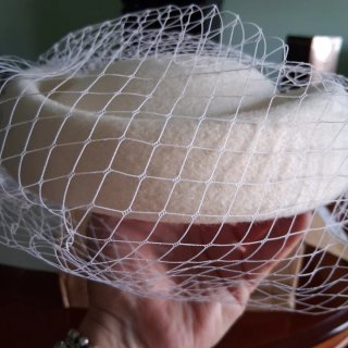 Tocado blanco con velo