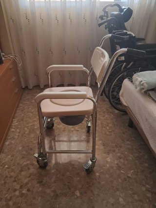 Silla ortopédica para baño y ducha con ruedas