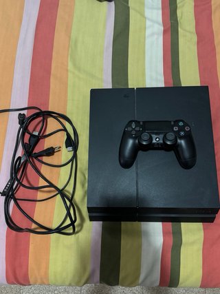 Consola PS4 con mando y cables