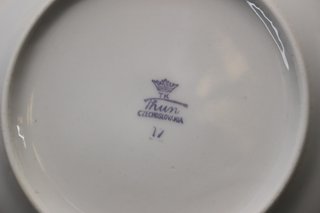 Plato llano y hondo Thun, República Checa. Blanco y oro.
