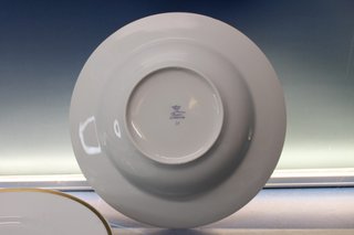 Plato llano y hondo Thun, República Checa. Blanco y oro.