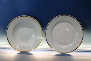 Plato llano y hondo Thun, República Checa. Blanco y oro.