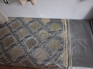 Sofá marroquí gris y dorado estan en buen estado