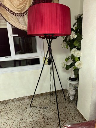Lámpara de pie roja y negra