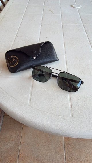 Gafas de sol Ray-Ban negras y verdes