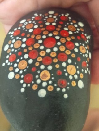 Piedra decorada pintada a mano