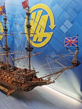 Maqueta Galeón ingles SOBERANO DE LOS MARES 115x90x20 cm + vitrina a medida
