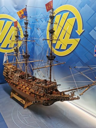Maqueta Galeón ingles SOBERANO DE LOS MARES 115x90x20 cm + vitrina a medida