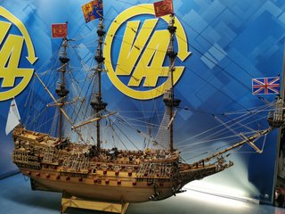 Maqueta Galeón ingles SOBERANO DE LOS MARES 115x90x20 cm + vitrina a medida