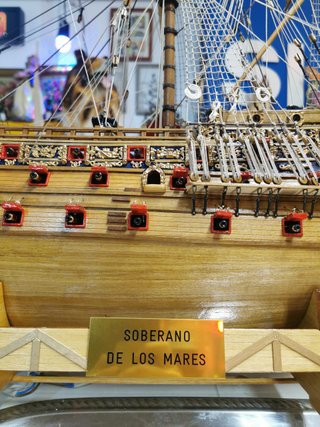 Maqueta Galeón ingles SOBERANO DE LOS MARES 115x90x20 cm + vitrina a medida