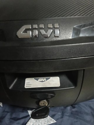 Baúl moto GIVI con base