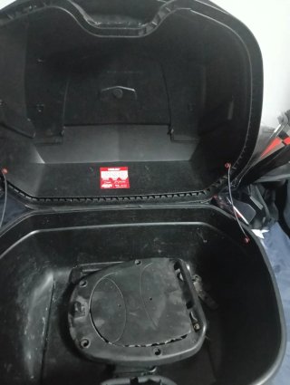 Baúl moto GIVI con base