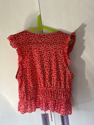 Blusa Bershka flores roja talla S