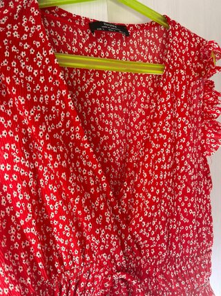 Blusa Bershka flores roja talla S