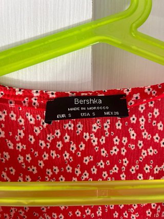 Blusa Bershka flores roja talla S