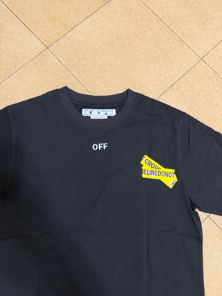 T-shirt Off-White nera con stampa Fire Line