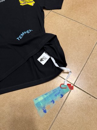 T-shirt Off-White nera con stampa Fire Line