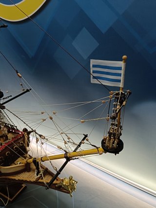 Maqueta Galeón La couronne 66 x 68 x 17 cm + vitrina a medida