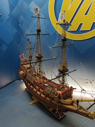 Maqueta Galeón La couronne 66 x 68 x 17 cm + vitrina a medida