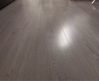 Tarima AC5 Gris Claro. Unos 90m2 o algo más.